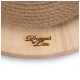Gros plan sur une balle de ficelle naturelle reposant sur une base en bois, présentant le texte gravé "Conçu par Lotte."