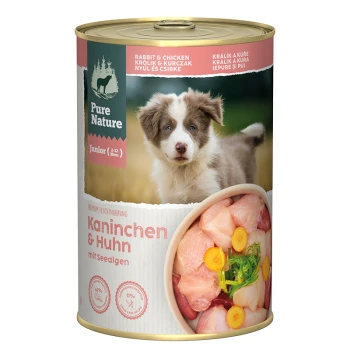 Dosenhundefutter mit der Bezeichnung "Pure Nature Junior", das Kaninchen und Huhn enthält, mit einem Foto eines Welpen und frischen Fleischzutaten.