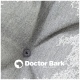Graues strukturiertes Tierbett mit zentralem Knopf und weißem "Doctor Bark Made in Germany" Logo.