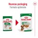 Deux sachets de nourriture pour chiens Royal Canin : à gauche pour "MINI Adult" avec "Gravy-Salsa," à droite pour "S mini Adult" avec "Entretien du poids," les deux 85 g.