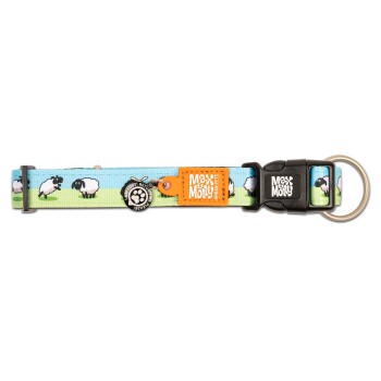 Blau-grünes Hundehalsband mit Schafsmuster, schwarzer Schnalle, Metallring und orangefarbenem Anhänger mit der Aufschrift „Max & Molly Urban Pets“.