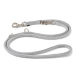 Silberne geflochtene Hundeleine mit Metallclips und Ringen, Schlaufenhandgriff, auf weißem Hintergrund.