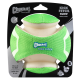 Chuckit! Kick Fetch Glow kleines Hundespielzeug, grün und weiß, leuchtet im Dunkeln, auf schwarzer Verpackung mit Logo und Anleitung.