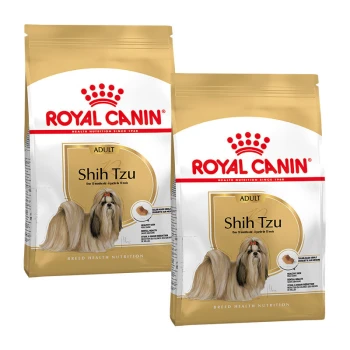 Zwei Säcke Royal Canin Hundefutter für Shih Tzus, gekennzeichnet mit 'ADULT' und einem Bild eines Shih Tzu sowie Text über gesunde Haut und Fell.
