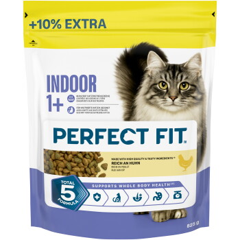 Beutel PERFECT FIT Indoor 1+ Katzenfutter mit grauer langhaariger Katze, +10% EXTRA, Hühnerrezeptur, Total-5-Formel, 825 g