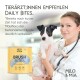 Ein Tierarzt hält einen kleinen schwarz-weißen Hund neben einer gelben Dose "Milo & Mia Daily Bites," die die Zahnpflege für Hunde fördert.