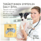 Ein Tierarzt hält einen kleinen schwarz-weißen Hund neben einer gelben Dose "Milo & Mia Daily Bites," die die Zahnpflege für Hunde fördert.