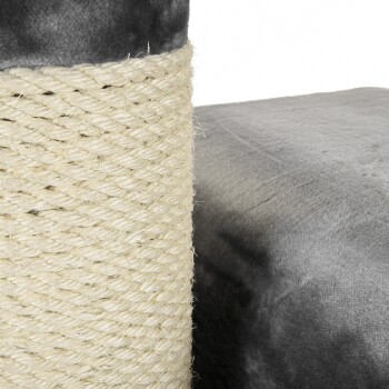 Nahaufnahme eines Katzenkratzbaums mit einem strukturierten Sisal-Seil, das um eine stabile Basis gewickelt ist, mit einer weichen grauen Stoffoberfläche.