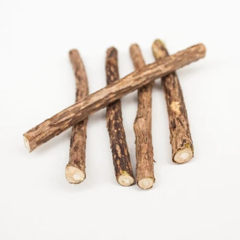 Fünf natürliche Kaustangen für Haustiere, unterschiedlich in Dicke und Textur, auf einem weißen Hintergrund angeordnet.