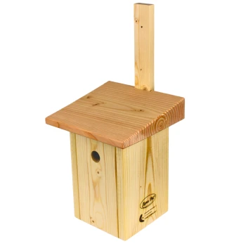 Holz-Vogelhaus mit schrägem Dach und einem kleinen Eingang, ausgestattet mit einer vertikalen Sitzstange und einem Logo an der Seite.