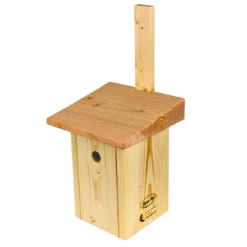 Holz-Vogelhaus mit schrägem Dach und einem kleinen Eingang, ausgestattet mit einer vertikalen Sitzstange und einem Logo an der Seite.