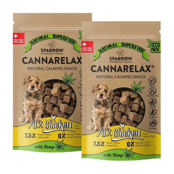 Deux sacs de friandises calmantes pour chiens Sparrow Cannarelax, mettant en vedette un petit chien, avec 70 % de poulet, chanvre, et 7,5 % d'herbes, sans céréales.