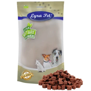 Lyra Pet Hundeleckerlipackung mit einem Haufen kleiner, brauner, würfelförmiger Leckerlis davor; zeigt Bilder eines Hundes, einer Katze und eines Welpen.