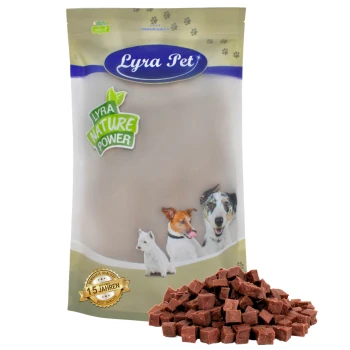 Lyra Pet Hundeleckerlipackung mit einem Haufen kleiner, brauner, würfelförmiger Leckerlis davor; zeigt Bilder eines Hundes, einer Katze und eines Welpen.
