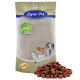 Lyra Pet Hundeleckerlipackung mit einem Haufen kleiner, brauner, würfelförmiger Leckerlis davor; zeigt Bilder eines Hundes, einer Katze und eines Welpen.