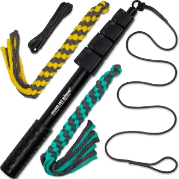Ein schwarzer Hundetrainingstock mit drei abnehmbaren geflochtenen Seilen in Gelb, Grau und Teal, umgeben von zusätzlichen schwarzen und grauen Schnüren.