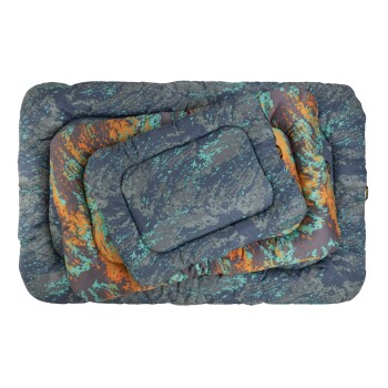 Ein Set aus drei bunten Tierbetten in verschiedenen Größen, mit einem blauen, orangefarbenen und grünen abstrakten Muster.