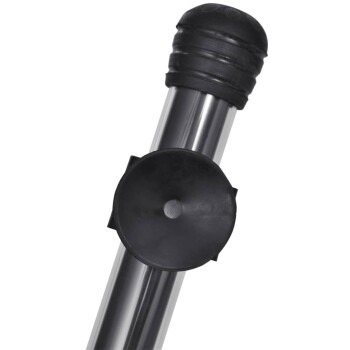 Nahaufnahme eines Metallwerkzeugs zur Haustierpflege mit einem schwarzen Gummigriff und einem runden Einstellknopf.