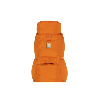 Orange Hundejacke mit Kapuze, mit einem Ruffwear-Logo auf der Vorderseite. Ideal, um Haustiere bei kaltem Wetter warm zu halten.