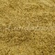 Eine Nahaufnahme von fein gemahlenem gelblichen Haustierstreu, das Sägemehl ähnelt, mit einer strukturierten Oberfläche.