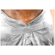 Nahaufnahme des Halses eines Hundes, der eine hellgraue, atmungsaktive Stoffweste mit einem sicheren Riemen trägt, die die Textur und Passform zeigt.
