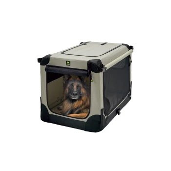 Transportbox Soft Kennel beige XL Eine tragbare Haustierbox in Beige und Schwarz, mit Netzpaneelen zur Belüftung, in der ein Hund sitzt.