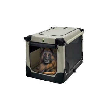 Eine tragbare Haustierbox in Beige und Schwarz, mit Netzpaneelen zur Belüftung, in der ein Hund sitzt.