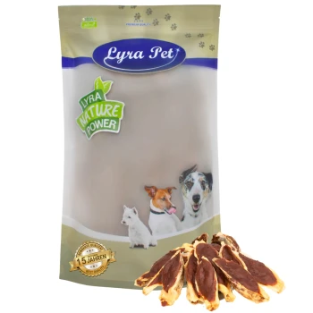 Eine Tüte Lyra Pet Hundeleckerlis mit der Aufschrift "Lyra Nature Power", mit Bildern eines Hundes, einer Katze und eines Welpen, mit einem Stapel Leckerlis davor.
