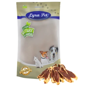 Eine Tüte Lyra Pet Hundeleckerlis mit der Aufschrift "Lyra Nature Power", mit Bildern eines Hundes, einer Katze und eines Welpen, mit einem Stapel Leckerlis davor.