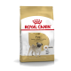 Royal Canin Adult Pug Hundefutterbeutel mit einer Pug-Illustration, gekennzeichnet für Hunde über 10 Monate alt, mit aufgeführten Gesundheitsvorteilen.