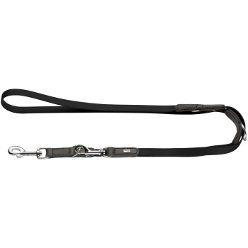 Schwarze verstellbare Hundeleine mit silbernem Wirbelkarabiner, D-Ring, grauen gepolsterten Laschen und kleinem Metall-Logoplättchen.
