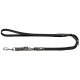 Schwarze verstellbare Hundeleine mit silbernem Wirbelkarabiner, D-Ring, grauen gepolsterten Laschen und kleinem Metall-Logoplättchen.