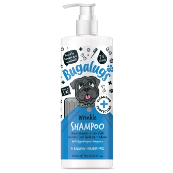 Flasche Bugalugs Wrinkle Shampoo für Hunde, mit einem Cartoon-Mops, behauptet, Falten zu reinigen und die Bildung von Krusten zu verhindern, pH-ausgeglichen, parabenfrei.