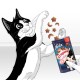 Eine verspielte schwarz-weiße Cartoon-Katze, die nach sternförmigen und mondförmigen Leckereien greift, mit einer Packung Felix Crispies in der Hand.
