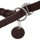 Nahaufnahme eines braunen geflochtenen Hundehalsbands mit silbernen Metallringen und einem runden Anhänger mit einer Hundesilhouette.