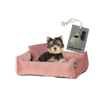 ® Hundebett inkl. Gratis-Beigabe, Kuschelsofa altrosa S Ein kleiner Hund sitzt bequem in einem plüschigen, rosa Haustierbett, begleitet von einem Etikett, das "+ Kotbeutel Set" liest.