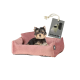Ein kleiner Hund sitzt bequem in einem plüschigen, rosa Haustierbett, begleitet von einem Etikett, das "+ Kotbeutel Set" liest.