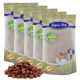 Fünf Beutel Lyra Pet Naturfutter für Haustiere, mit einem Haufen brauner, würfelförmiger Leckerlis davor.