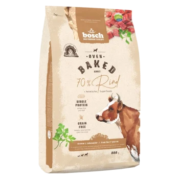Im Ofen gebackene Hundefuttertasche mit der Aufschrift "70% Rind" und einer Kuhillustration, die auf ein einzelnes Protein, getreidefrei und Superfoods hinweist.