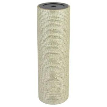 Eine Rolle aus natürlichem Sisal-Seil, fest gewickelt und aufrecht stehend, ideal für Haustierspielzeug oder Kratzbäume.