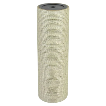 Eine Rolle aus natürlichem Sisal-Seil, fest gewickelt und aufrecht stehend, ideal für Haustierspielzeug oder Kratzbäume.