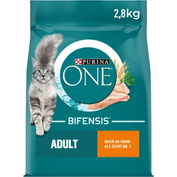 Tüte Purina ONE Bifensis Katzenfutter, 2,8 kg, mit einer flauschigen grauen Katze und Text, der "Adult" und "Reich an Huhn als Zutat Nr. 1" angibt.