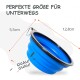 Zusammenklappbarer blauer Fressnapf mit den Maßen 5,5 cm Höhe und 12,8 cm Durchmesser, beschriftet mit "Perfekte Größe für Unterwegs."