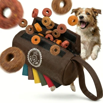 Braune Leckerlitasche für Haustiere mit einem Logo, das einen Hund zeigt, verstreuten runden Leckerlis und Farbmustern in Rot, Gelb, Grün, Blau und Schwarz.