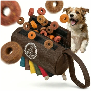 Braune Leckerlitasche für Haustiere mit einem Logo, das einen Hund zeigt, verstreuten runden Leckerlis und Farbmustern in Rot, Gelb, Grün, Blau und Schwarz.