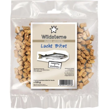 Klarsichtbeutel Wildsterne 'Lachs Bites' Hundesnacks, braune mundgerechte Stücke, Etikett mit Fischabbild und Text 'Hunde-Leckerli'.