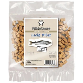 Klarsichtbeutel Wildsterne 'Lachs Bites' Hundesnacks, braune mundgerechte Stücke, Etikett mit Fischabbild und Text 'Hunde-Leckerli'.