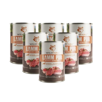 Sechs Dosen Wildfang Lamm Pur B.A.R.F. Qualität Premium-Hundefutter mit Lamm- und Tomatenbildern auf dem Etikett.