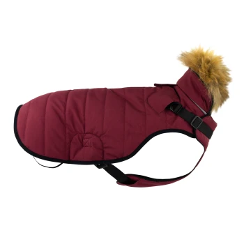 Ein kastanienbrauner Hundemantel mit einer mit Fell gefütterten Kapuze, mit einem gesteppten Design und verstellbaren Riemen für einen sicheren Sitz.