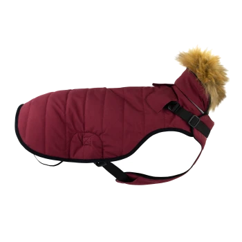 Ein kastanienbrauner Hundemantel mit einer mit Fell gefütterten Kapuze, mit einem gesteppten Design und verstellbaren Riemen für einen sicheren Sitz.